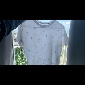 This is a white top with blue flowers🧚🏽‍♀️